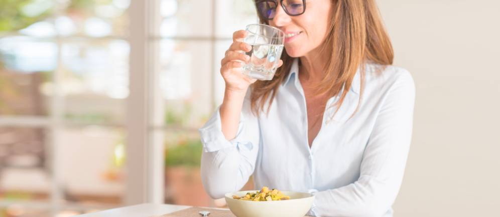 bere acqua durante i pasti